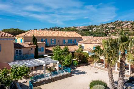 Hôtel Bord de Plage Var, Lavandou · Les Flots Bleus 